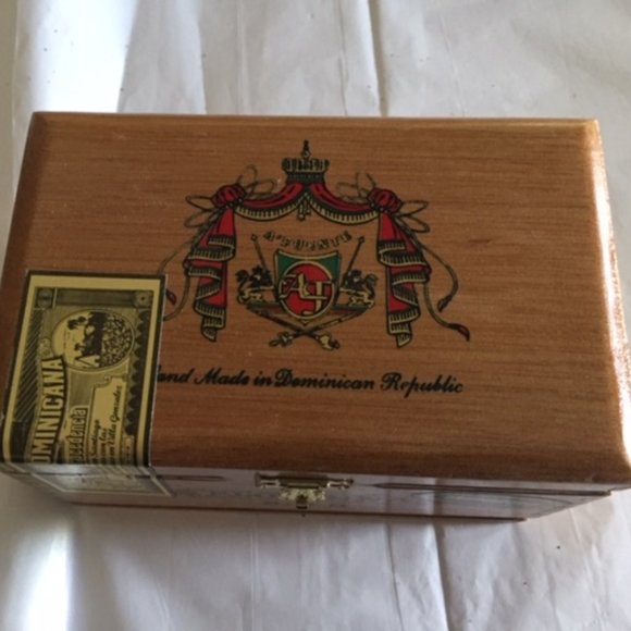 A Fuente Flor Fina 8-5-8 Cigar Box - Picture 1 of 9